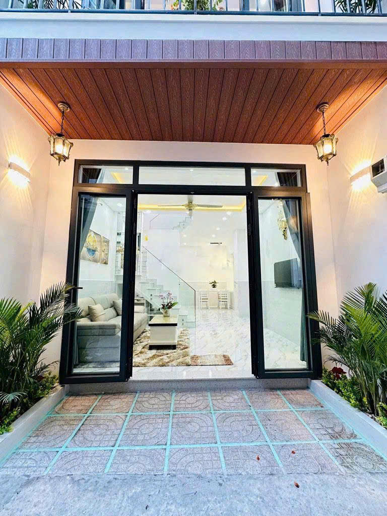 Mặt ngoài căn nhà